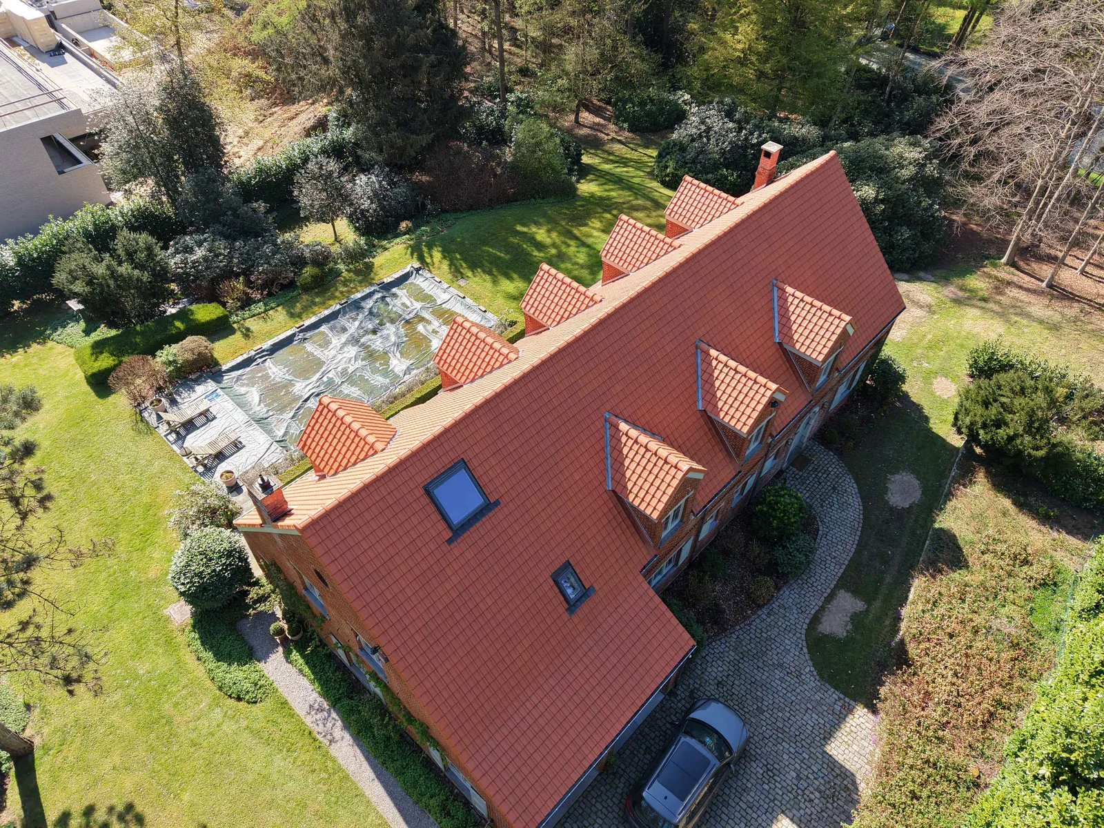Habitation avec toiture rénovée, vue drone