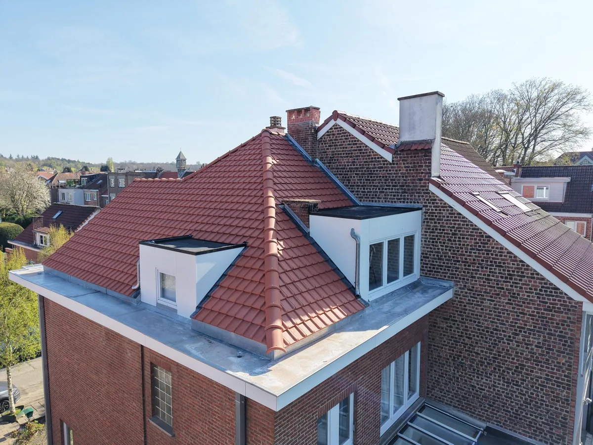 Lucarne intégrée à une toiture en tuiles rénovée